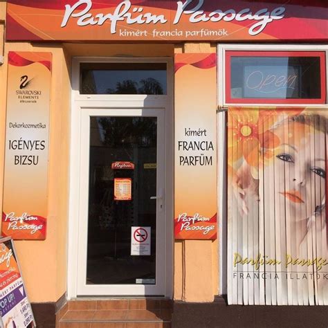 Mobiltelefon a kimért parfümök online boltjának logójával