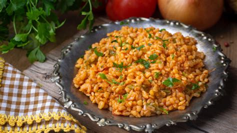 Bulgur piláf tálalva