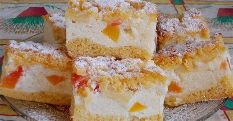 Szezonális gyümölcsökkel díszített joghurtos pite