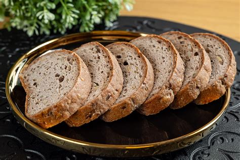 Szeletelt őszibarack egy tortán