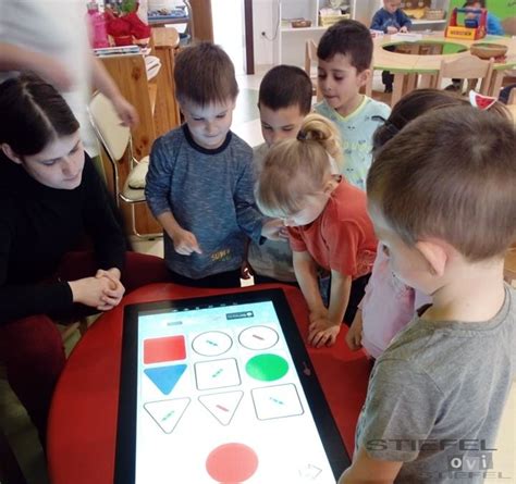 Diákok interaktív kijelzőt használnak