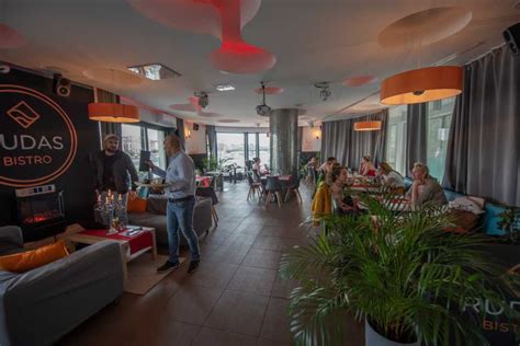 Rudas Bistro épülete a Dunával a háttérben