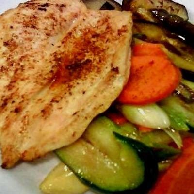 Szeletelt zöldségek és csirkemell