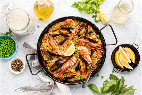 paella tálalva mediterrán hangulatban