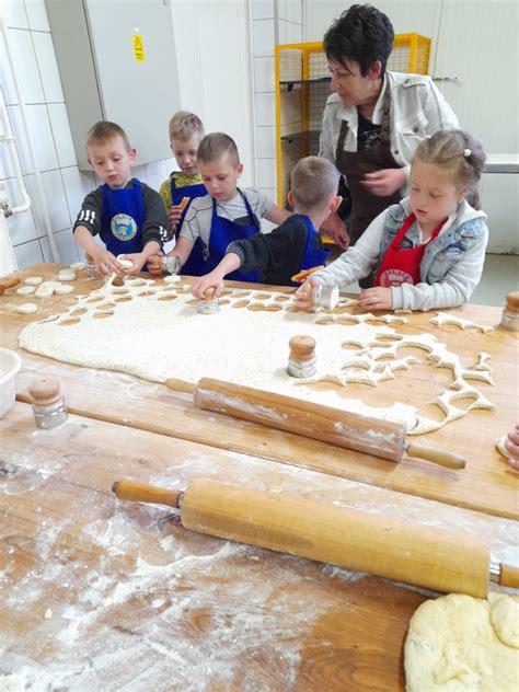 Pékmesterek dagasztják a tésztát