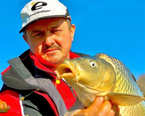 Benzár Zsolt horgászbotokkal és Energofish logóval