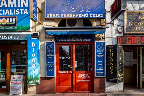Central Pizzeria logó és utcakép