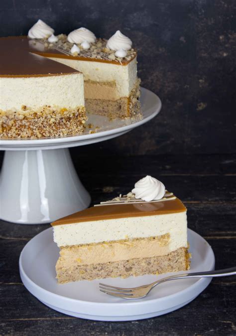 Kész vanília torta sós karamell öntettel díszítve