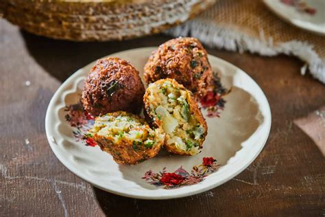Ropogós falafel golyók forró olajban sütve