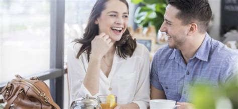 Pár, akik beszélgetnek és nevetnek egy kávézóban