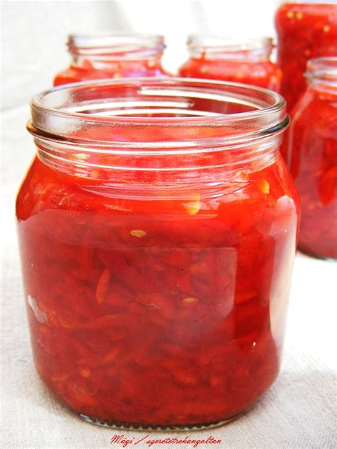élénkvörös darált paprika sóval eltéve kis üvegekben