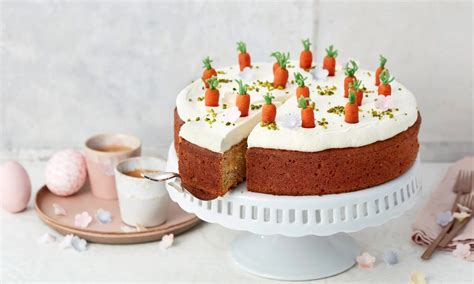 Több szelet sárgarépatorta különféle díszítéssel