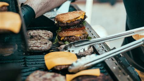 Grillsütőn sült hamburger