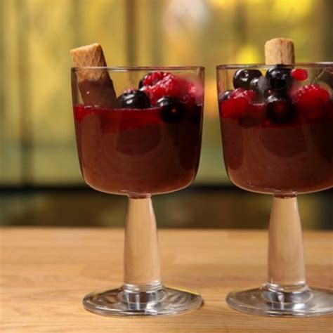 Csokoládé mousse pohárban, gyümölcsökkel díszítve