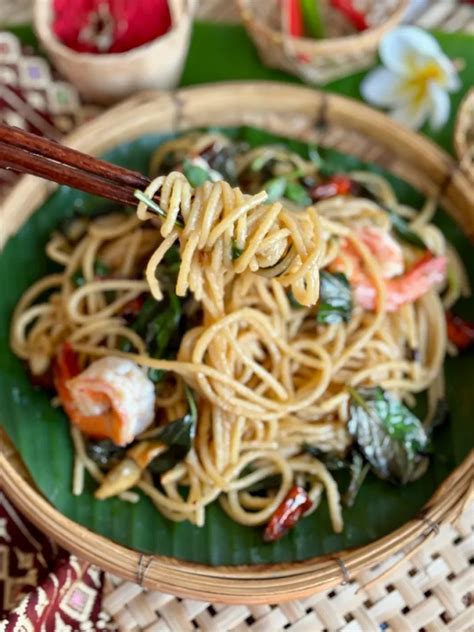 kész thai spagetti tálalva