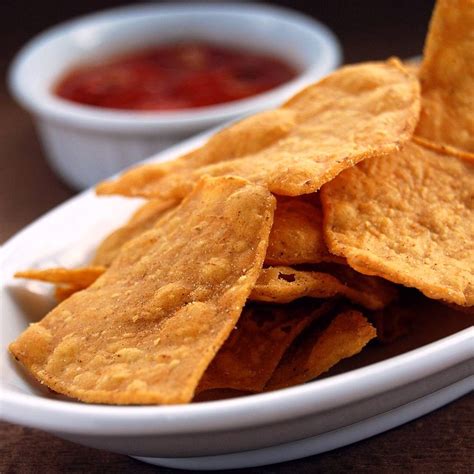 Tálca frissen sült, fűszeres házi tortilla chips
