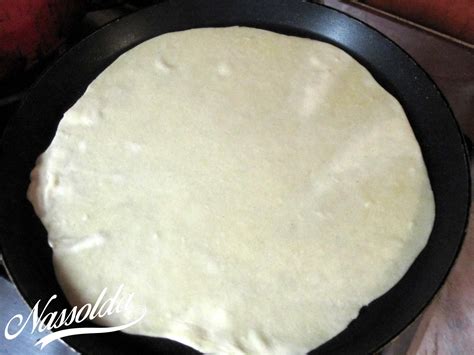 Tortilla lapok nyújtása és elősütése serpenyőben