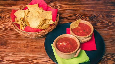 Házi készítésű salsa és olvasztott sajtszósz tálalva