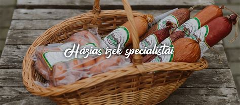 Széles szalámi és hentesáru választék egy hűtőpultban