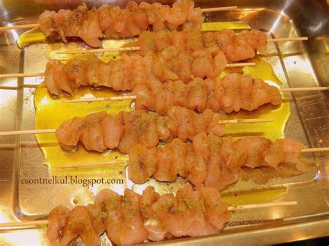 csirkenyársak mogyorószószal