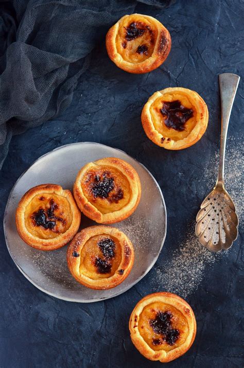 Frissen sült pastel de nata kosárkák