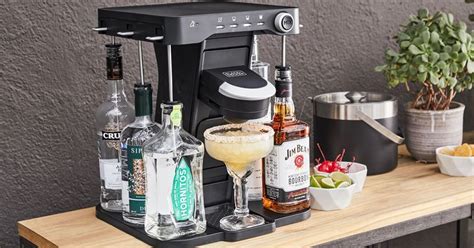 Profi mixer éppen egy színes koktélt készít Bols likőrök felhasználásával