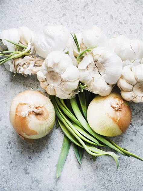 Prebiotikus ételek csoportja: hagyma, fokhagyma, spárga