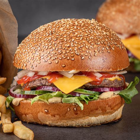 Frissen összeállított hamburger zöldségekkel és sajttal