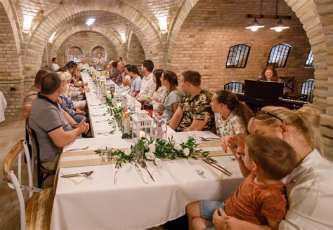Családi és baráti összejövetel egy elegáns tortával az asztal közepén