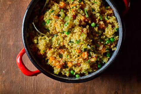 tálalásra kész, színes zöldséges bulgur friss fűszerekkel megszórva