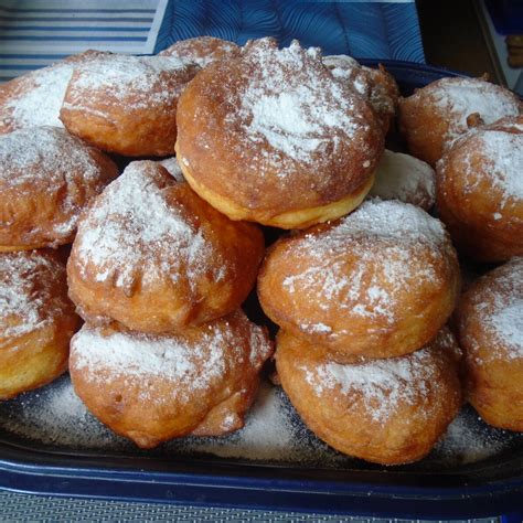 tradicionális magyar habrolók porcukorral megszórva egy tálcán