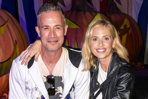 Freddie Prinze Jr. ételkészítés közben otthon