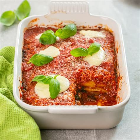 Tálalt parmigiana di melanzane friss bazsalikommal