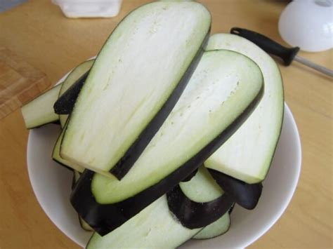 Szeletelt padlizsánok sózva, súly alatt