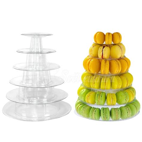 Macaron piramis állvány különböző színű macaronokkal