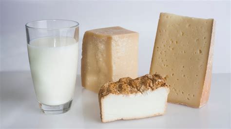 Különféle fűszerek és tejtermékek, mint tejföl, vaj, sajtok