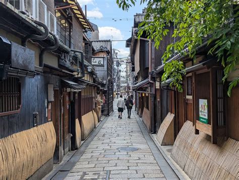 hagyományos japán izakaya környezet apró tálkákkal