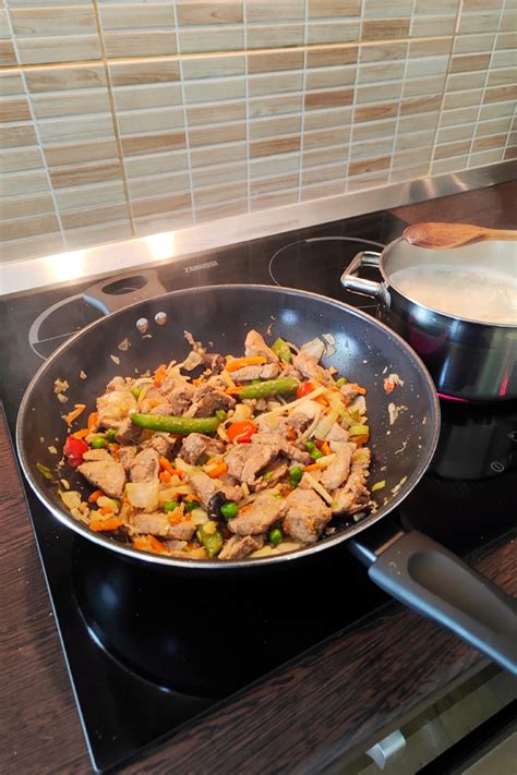 Wokban piruló hús és zöldségek