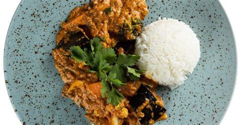 padlizsános masala tálalva, gőzölgő rizzsel és friss fűszerekkel