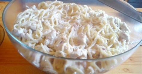 Sajtos csirkés makaróni tálalva