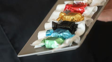 kézműves szaloncukrok egy tálcán elrendezve