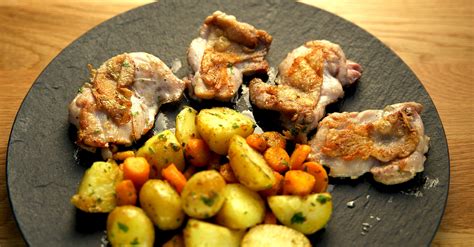 Különböző fűszerezésű sült csirkecombok tálalási javaslata