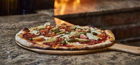 Kemencében sült pizza és bajor jellegű sörkorcsolyák a Rotburgerben