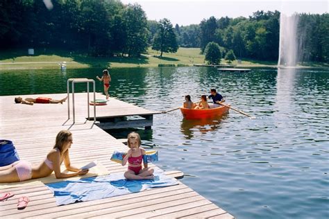 Fürdőzők a Sonnensee Ritzing tavánál