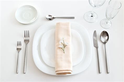 elegáns teríték borospoharakkal