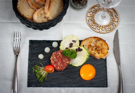 A tatárbeefsteak tálalása