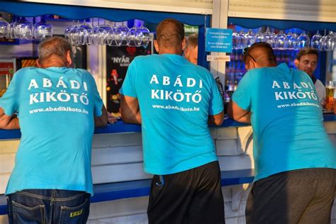 konyhai eszközök és alapanyagok előkészítése