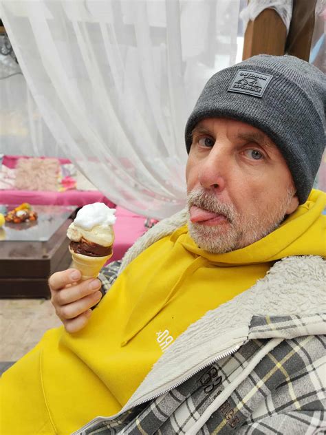 a sajtszósz készítésének folyamata egy lábasban, ahol a sajt éppen olvad