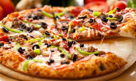Különböző feltétekkel díszített pizza
