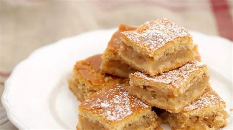 Kész, aranyszínűre sült almás pite